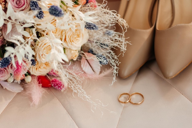 Ramo de novia zapatos beige y alianzas Los complementos de la novia Mañana de boda