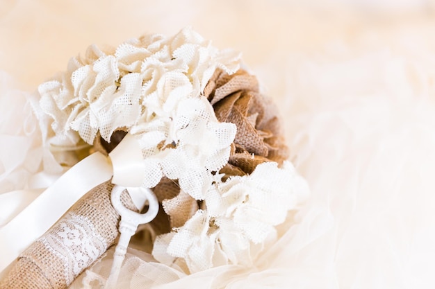 Ramo de novias elaborado con flores de tela dentro del presupuesto.