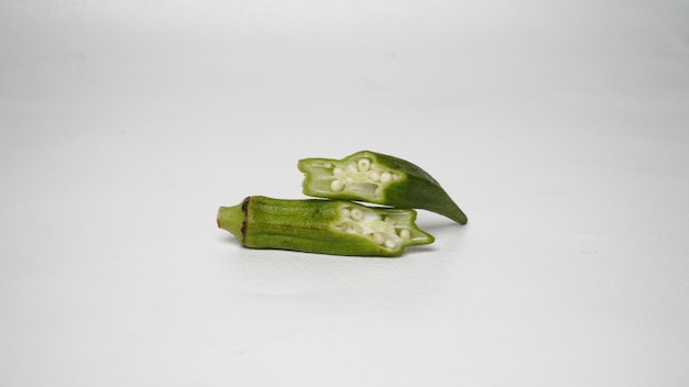 Foto ramo de okra fresca o rosella verde aislado sobre un fondo blanco