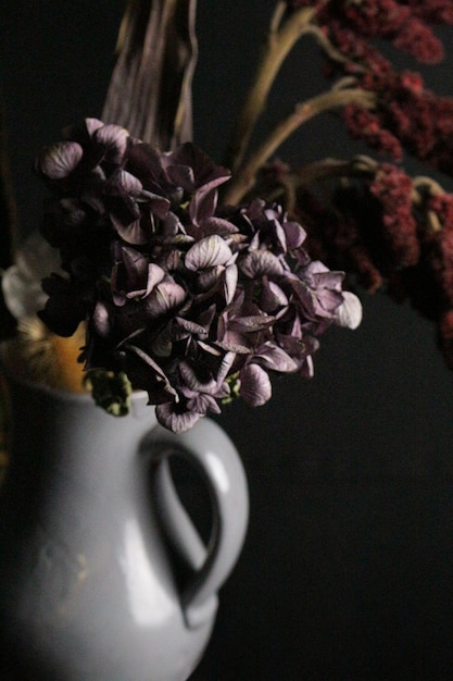 Ramo oscuro en un florero