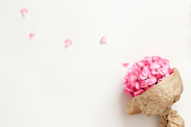 Ramo de primavera de flores rosas en papel kraft