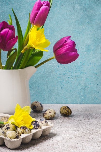 Ramo de primavera de tulipanes y narcisos. Tarjeta de felicitación de pascua