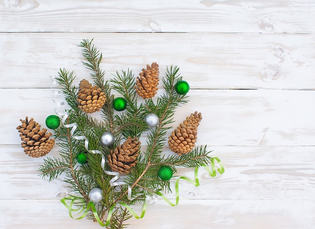 ramo de ramas de abeto, conos y adornos para el árbol de Navidad