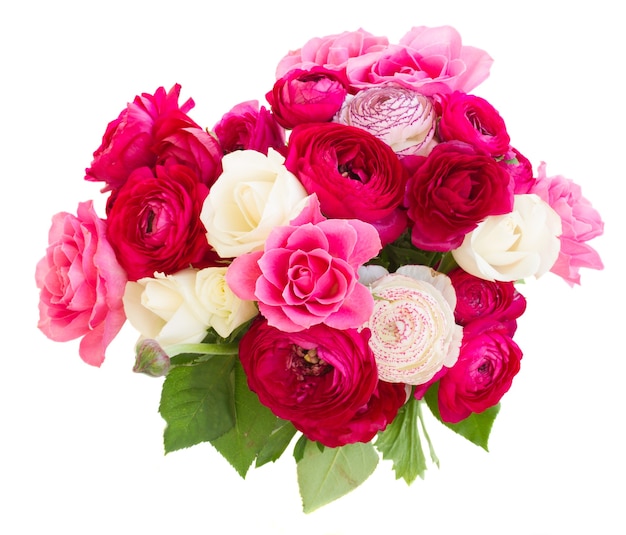 Ramo de ranúnculo rosa y flores color de rosa aislado en blanco