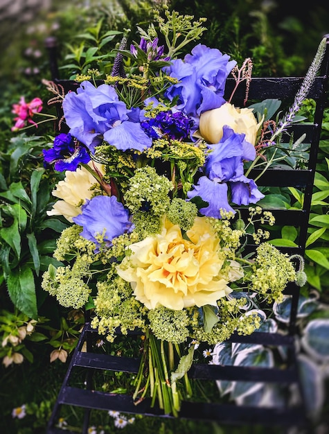 Ramo romántico con lirios peonías hortensias campanula verónica chirivías y astilba Ramos de verano de flores de granja al aire libre en el jardín Florística arte de arreglos florales