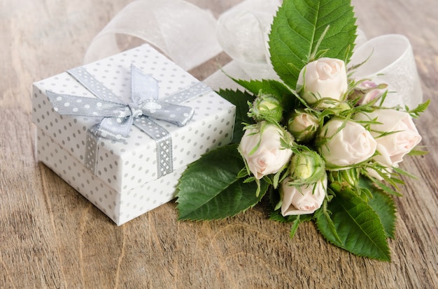 Ramo de rosas blancas y caja regalo