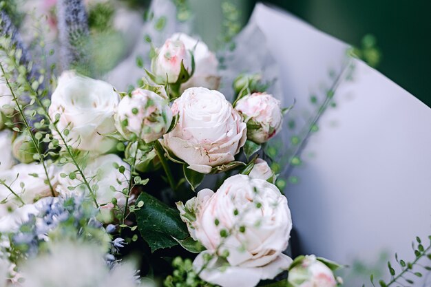 Ramo de rosas blancas de cerca