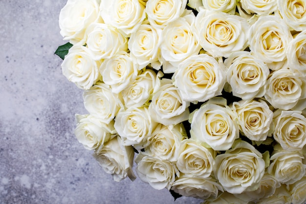 Ramo de rosas blancas. Día de fiesta San Valentín, regalo.