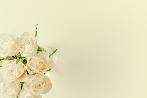 Ramo de rosas blancas frescas