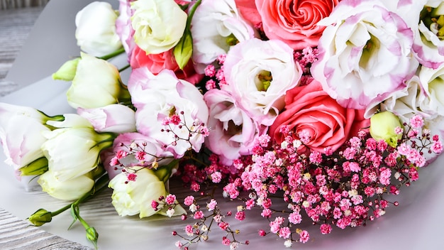 Ramo de rosas blancas y rosadas y diferentes flores. primer plano, enfoque selectivo, fondo para la decoración del día de San Valentín. fondo de flores. tarjeta de felicitación navideña