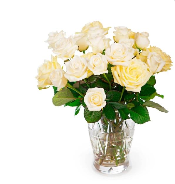 Ramo de rosas blancas rosas blancas aislado en el fondo blanco.