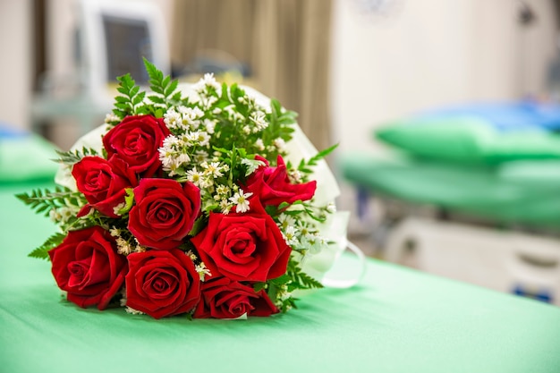 Un ramo de rosas en una cama de hospital.