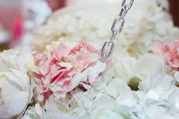 Ramo de rosas como decoración en la boda