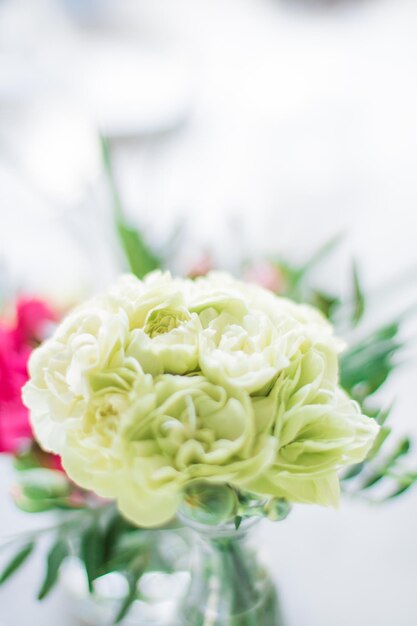 Ramo de rosas decoración boda vacaciones y jardín floral estilo concepto