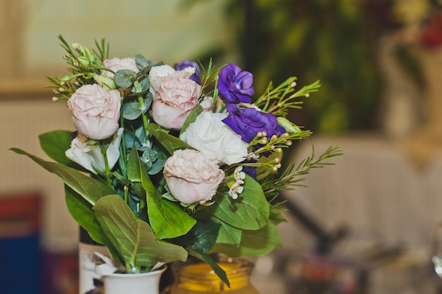 Ramo de rosas en florero sobre la mesa 5676