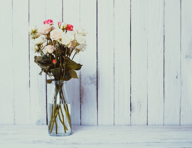 Ramo de rosas de lujo sobre pared de madera. Copia espacio