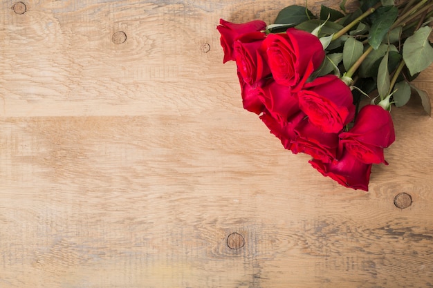 Ramo de rosas en la mesa de madera