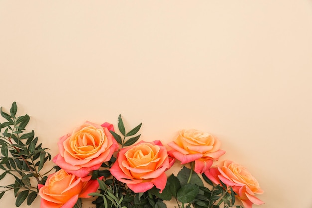 Ramo de rosas naranjas sobre fondo beige Día de la madre Día de San Valentín Concepto de celebración de cumpleaños Tarjeta de felicitación Copiar espacio para la vista superior del texto
