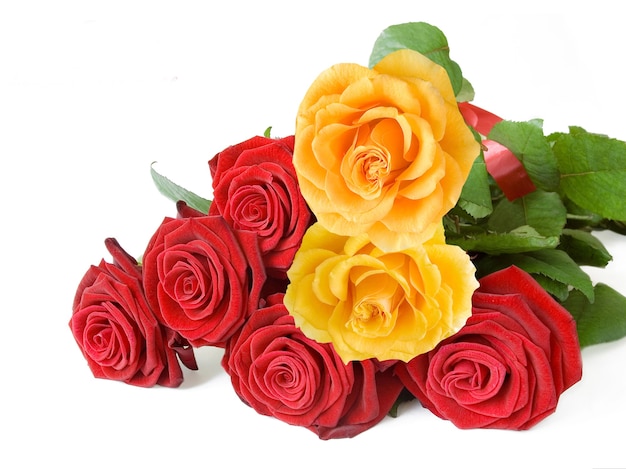 Ramo de rosas rojas y amarillas aislado en blanco