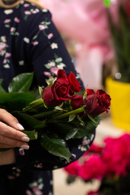 Ramo de rosas rojas Idea de regalo para el día de San Valentín Mujer florista sosteniendo un ramo fresco