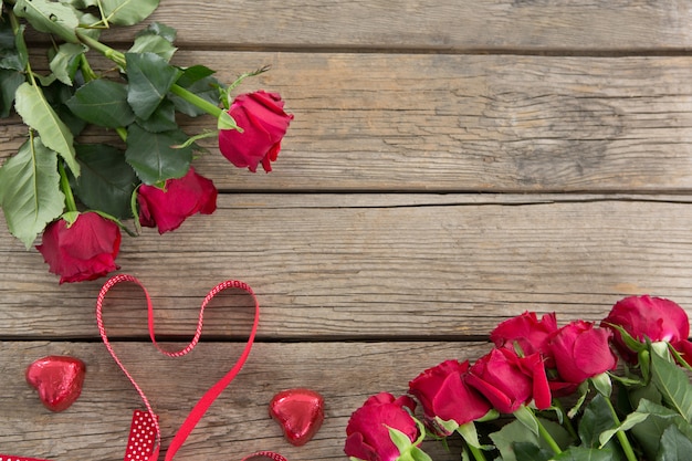 Ramo de rosas rojas en la mesa de madera