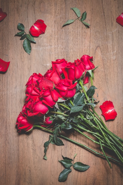 Foto ramo de rosas rojas sobre la mesa