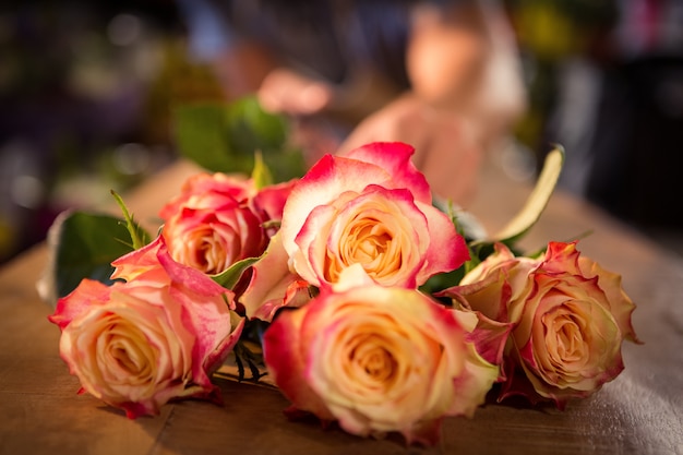 Ramo de rosas rosadas en la mesa