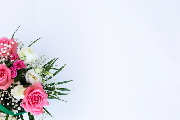 Ramo con rosas rosas y blancas sobre fondo blanco.