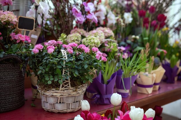 Ramo de rosas rosas en una canasta de mimbre en una floristería