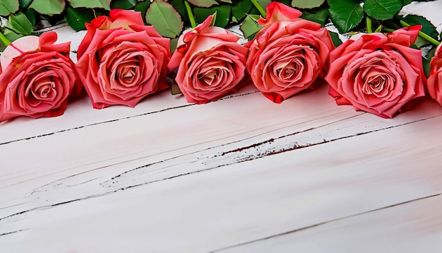 Un ramo de rosas rosas sobre una mesa de madera blanca.