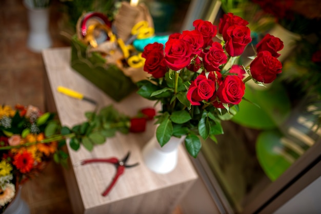 Ramo de rosas sobre una mesa con espacio de copia