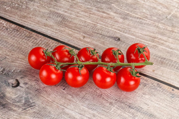 Ramo de tomate de cereza dulce maduro