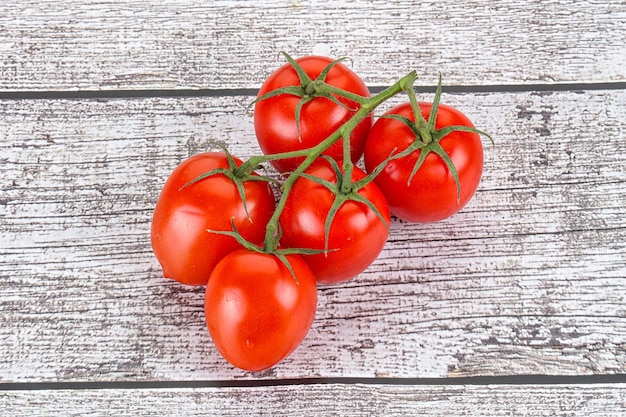 Ramo de tomate flamenco rojo y jugoso