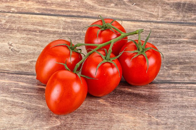 Ramo de tomate rojo flamenco crudo