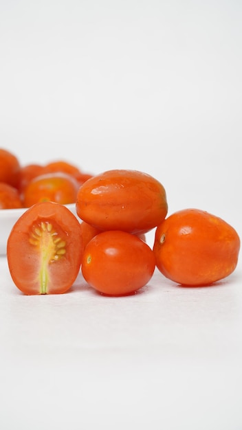 Foto un ramo de tomates con un girasol en la parte inferior