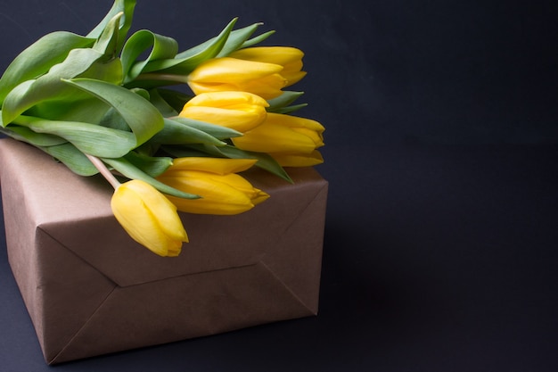Ramo de tulipanes amarillos el 8 de marzo