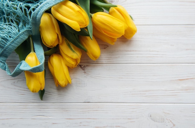 Ramo de tulipanes amarillos en una bolsa de malla