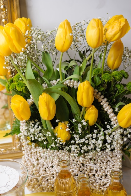 Ramo de tulipanes amarillos, hermoso ramo de flores.