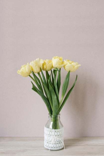 Ramo de tulipanes amarillos en un jarrón Flores de primavera Ramo en un jarrón Acogedor bodegón Espacio de copia