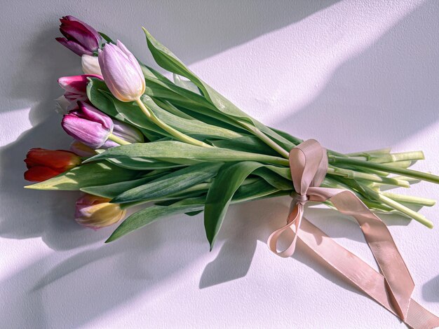 Ramo de tulipanes en blanco
