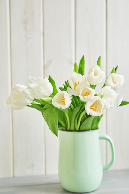 Ramo de tulipanes blancos frescos en florero