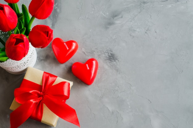 Ramo de tulipanes, caja de regalo y corazones decorativos para el día de San Valentín, de la Mujer o de la Madre.