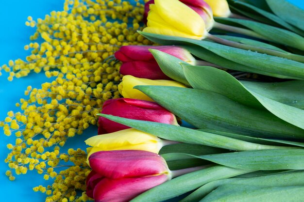 Ramo de tulipanes de colores sobre un fondo azul hermoso fondo de flores de primavera