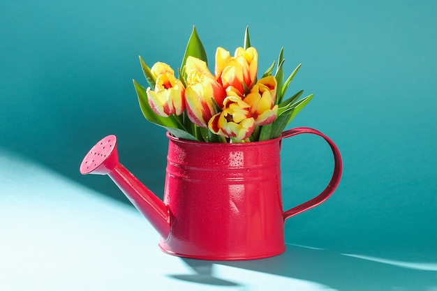 Un ramo de tulipanes como regalo para la decoración de pascua del día de san valentín del día de la madre de marzo