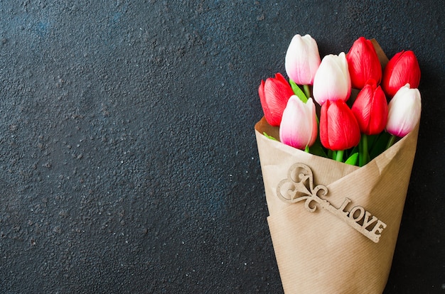 Ramo de tulipanes y llave decorativa para el día de San Valentín, de la Mujer o de la Madre.