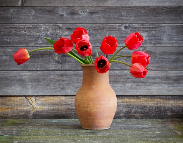 Ramo de tulipanes en mesa de madera