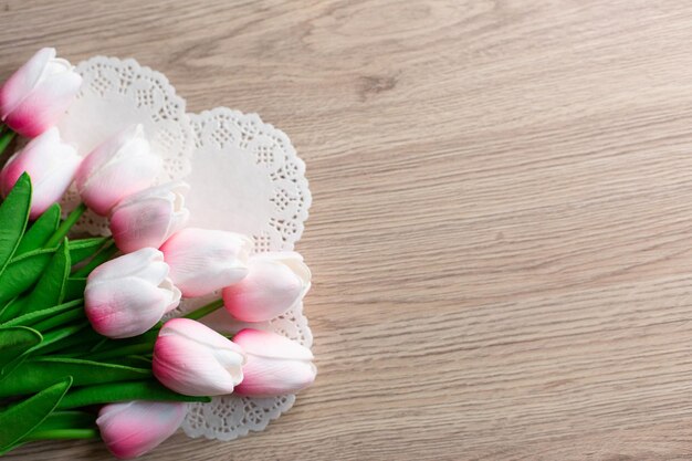 Foto un ramo de tulipanes en una mesa de madera