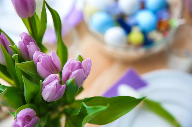 Ramo de tulipanes para la mesa de Pascua