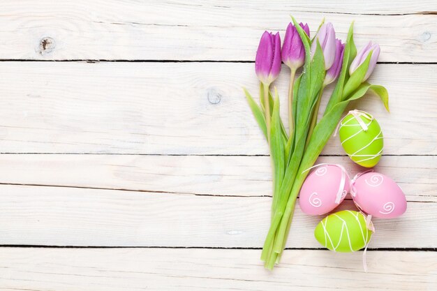 Ramo de tulipanes morados y huevos de Pascua