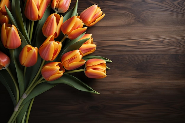 Ramo de tulipanes plano en tonos naranja y amarillo mesa de madera rústica